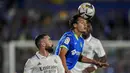 Penyerang Getafe Enes Unal berebut bola dengan bek Real Madrid Dani Carvajal pada pekan delapan La Liga musim 2022/2023 di Stadion Coliseum Alfonso Perez, Minggu (9/10/2022) dini hari WIB. Gol semata wayang Real Madrid dicetak bek tengah, Eder Militao.(AP Photo/Bernat Armangue)