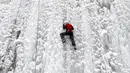 Seorang pria memanjat dinding es buatan di kota Liberec, Republik Ceko, Minggu (27/1). Medannya yang licin membuat sejumlah pecinta panjat tebing tertantang nyalinya. (AP Photo/Petr David Josek)