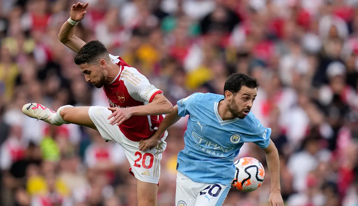 Manchester City membuka peluang pertama pada menit ke-5. Namun tembakan Nathan Ake melambung ke atas saat sudah satu lawan satu dengan David Raya. (AP Photo/Kirsty Wigglesworth)