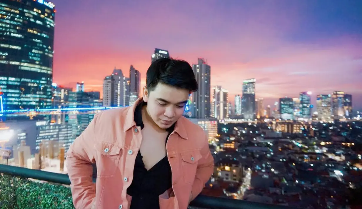 Belakangan ini beredar kabar presenter dan komedian Billy Saputra dikabarkan merebut istri orang. Kabar itu rame menjadi perbincangan publik. Lantas seperti apa menurut adik mendiang Olga Saputra ini. (Instagram/bilsky16)