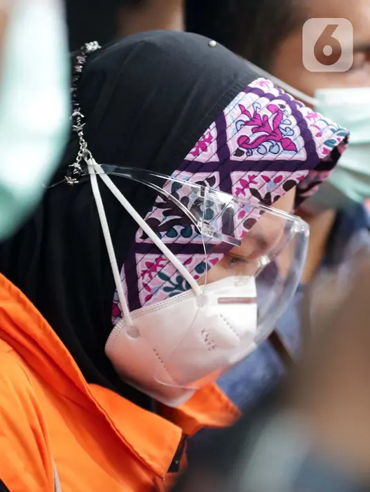 Anggota DPRD Provinsi Jawa Barat periode 2014-2019, Siti Aisyah Tuti Handayani usai rilis penahanan di Gedung KPK, Jakarta, Kamis (15/4/2021). KPK menahan Siti Aisyah sebagai tersangka suap pengurusan dana bantuan Provinsi kepada Kabupaten Indramayu TA 2017-2019. (Liputan6.com/Helmi Fithriansyah)