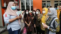 Menteri Ketenagakerjaan Ida Fauziyah menyaksikan langsung para pekerja mengambil BSU dari mesin BNI Layanan Gerak (BLG) di KUD Tani Bahagia Mojokerto, Jawa Timur, Jumat (30/9/2022).