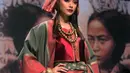 Ghea Panggabean menggunakan beberapa kain tradisional dalam koleksinya yang bertajuk The Spice & Silk Route from Sumatra to Java saat ditampilkan di IPMI Trend Show 2017, Jakarta, Selasa (8/11). (Liputan6.com/Gempur M Surya)