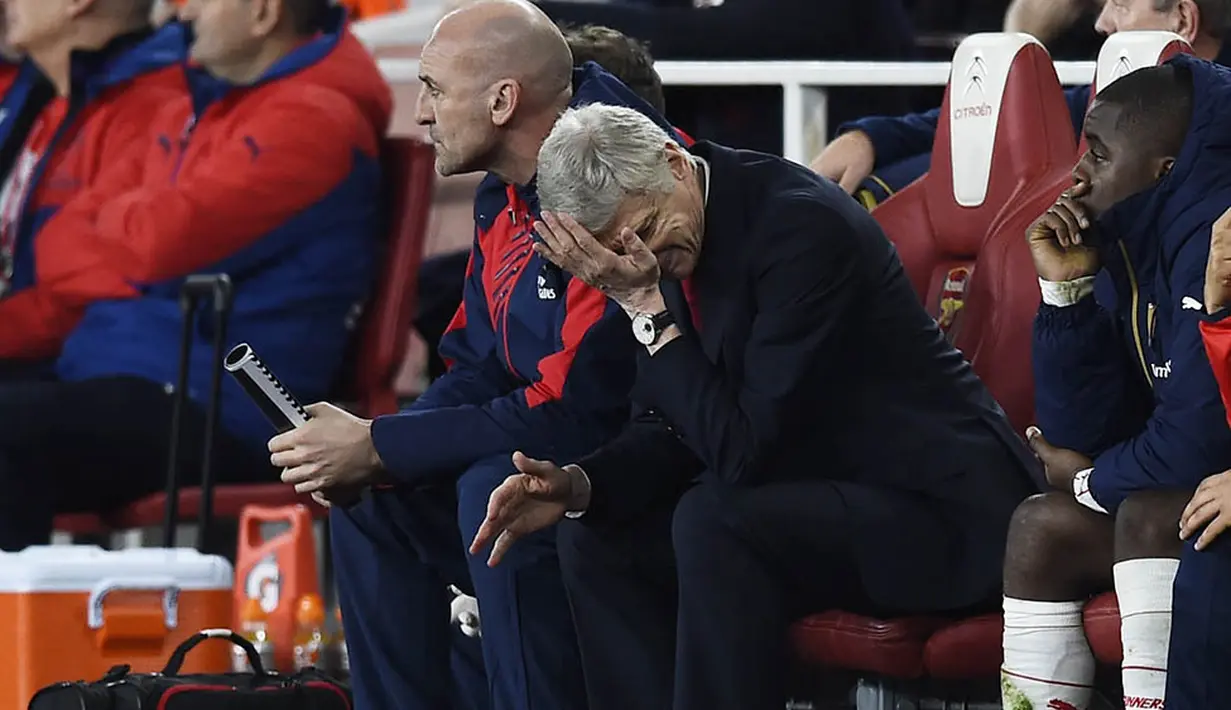 Pelatih Arsenal, Arsene Wenger, tampak kecewa usai takluk dari Chelsea. Hasil ini merupakan kekalahan kelima bagi The Gunners. (Reuters/Dylan Martinez)