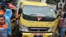 Petugas mengevakuasi truk boks yang rusak parah akibat tertimpa pohon tumbang di Jalan Padjajaran, Kota Tangerang Selatan, Banten, Sabtu (5/3/2022). Dua unit kendaraan dan dua pengendara motor yang sedang melintas tertimpa pohon tumbang saat angin kencang melanda Jabotabek. (merdeka.com/Arie Basuki)