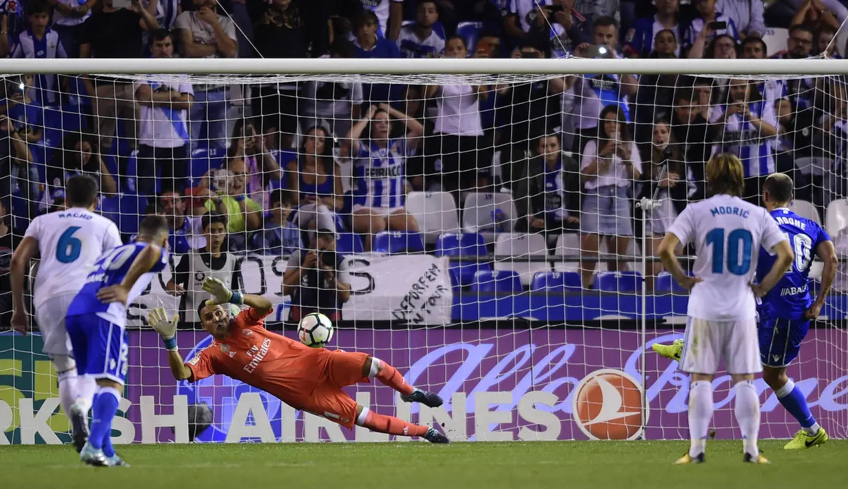 Kiper Real Madrid, Keylor Navas, berusaha menangkap bola tendangan penalti striker Deportivo La Coruna, Florin Andone, pada laga La Liga di Stadion Riazor, Senin (21/8/2017). Real Madrid menang 3-0 atas Deportivo La Coruna. (AFP/Miguel Riopa)