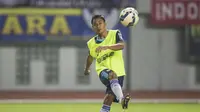 Striker Persib Bandung, Samsul Arif, pemanasan jelang laga persahabatan melawan PS Polri di Stadion Wibawa Mukti, Bekasi, Sabtu (12/3/2016). (Bola.com/Vitalis Yogi Trisna)