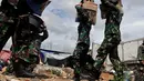 Personel TNI AD mengeluarkan  barang milik warga ketika berlangsungnya pembebasan Asrama Batalyon Siliwangi di Cililitan, Jakarta Timur, Kamis (8/1/2015). (Liputan6.com/Johan Tallo)