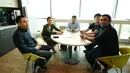 Pesepak bola klub Belgia Waasland-Beveren asal Indonesia, Arthur Irawan (kedua kiri) berkesempatan berkunjung ke Liputan6.com, Jakarta, Kamis (28/5/2015). Arthur pernah memperkuat Indonesia di ajang Piala AFF 2012. (Liputan6.com/Helmi Fithriansyah)