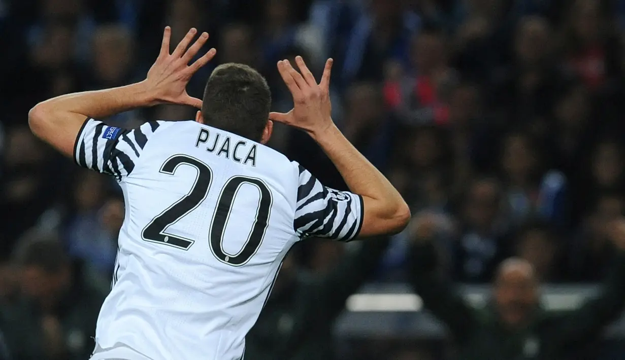 Striker Juventus, Marko Pjaca berselebrasi usai mencetak gol ke gawang Porto pada leg pertama babak 16 besar Liga Champions di Estadio do Dragao, Porto, Rabu (22/2). Pjaca mencetak gol memanfaatkan bola liar di kotak penalti Porto. (AP Photo/Paulo Duarte)