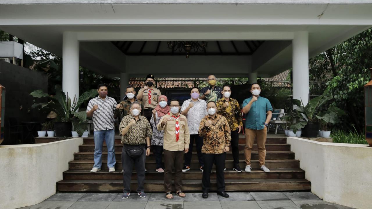 Untuk meningkatkan kompetensi wartawan, Gubernur Jawa Barat Ridwan Kamil siap mempercepat proses sertifikasi seluruh wartawan di Jawa Barat.