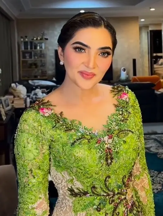 Di momen lainnya, Ashanty terlihat luar biasa mengenakan kebaya hijau yang dipenuhi payet dan kristal-kristal berkilauan. Kebaya Panjang ini kemudian dipadu padan dengan rok batik bernuansa cokelat kekuningan yang serasi. [Foto: Instagram/ashanty_ash]