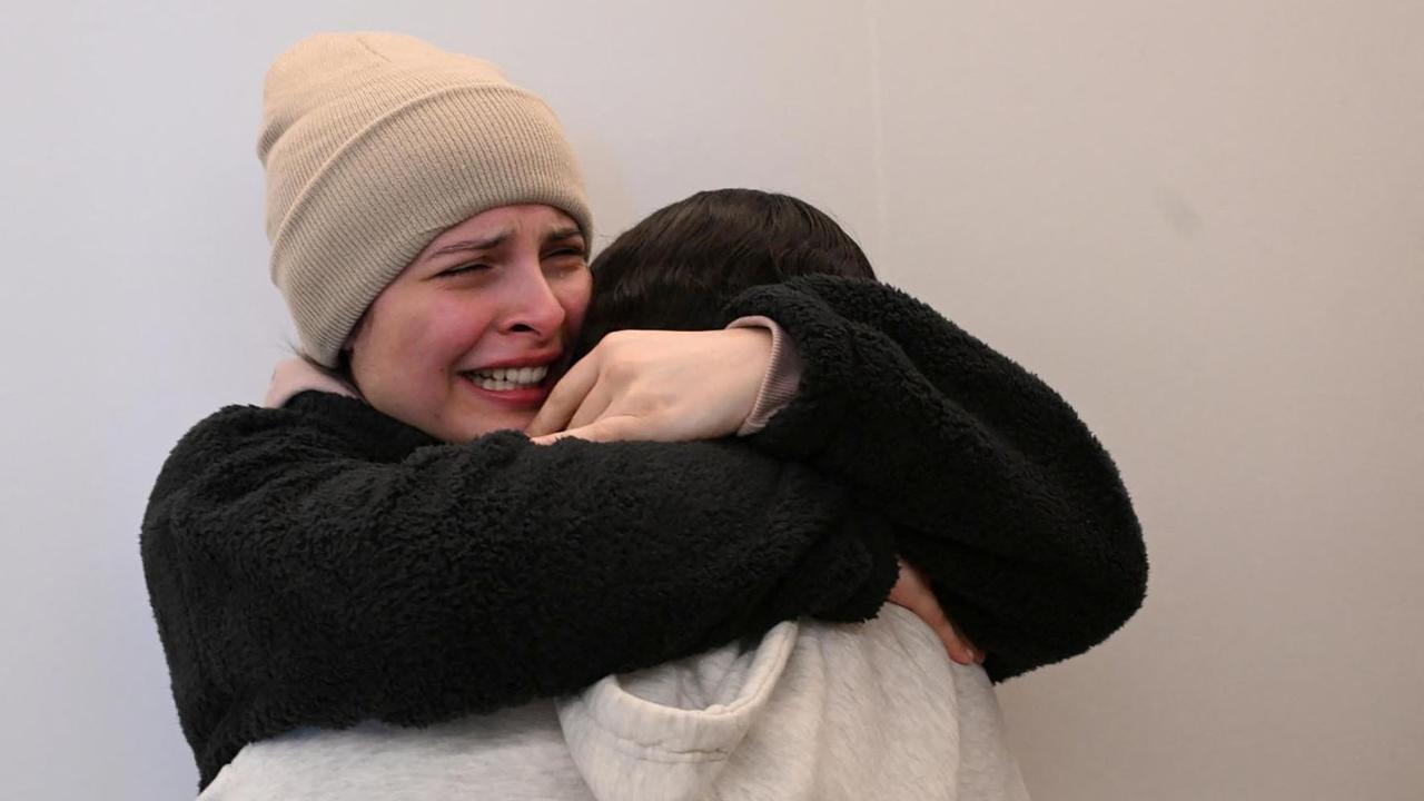 FOTO: Tangis Haru Pertukaran Sandera Palestina - Israel