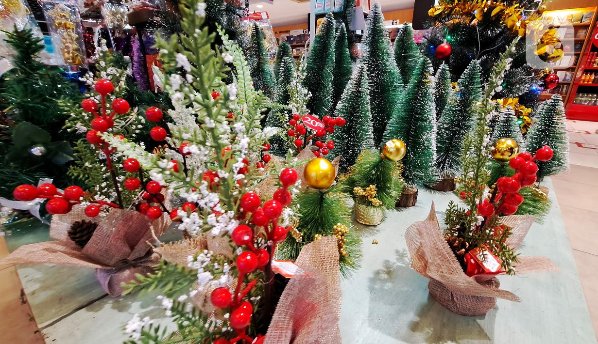 Pernak-pernik Natal dijual di salah satu toko di Pasar Baru, Jakarta, Selasa (13/12/2022). Dua pekan jelang perayaan Natal, penjualan pernak-pernik mulai terlihat di sejumlah toko di Jakarta, diskon bahkan diberikan untuk menarik perhatian pembeli seperti yang dilakukan toko di kawasan Pasar Baru ini. (Liputan6.com/Johan Tallo)