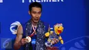 Tunggal putra Malaysia, Lee Chong Wei memegang medali usai menumbangkan Jan O Jorgensen (Denmark) di final BCA Indonesia Open 2016, Jakarta, Minggu (5/6/2016). Lee Chong Wei unggul 17-21, 21-19, 21-17. (Liputan6.com/Helmi Fithriansyah)