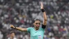 Wasit Stephanie Frappart beraksi selama pertandingan grup E Piala Dunia antara Kosta Rika dan Jerman di Stadion Al Bayt di Al Khor, Qatar, Jumat, 2 Desember 2022. Stephanie Frappart merupakan wasit wanita pertama yang memimpin perhelatan Piala Dunia Pria di laga itu. (AP Photo/Matthias Schrader)