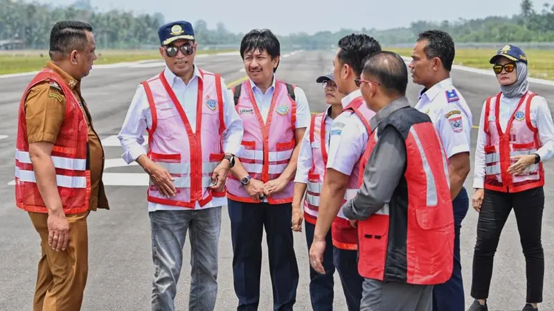 Menteri Perhubungan (Menhub) Budi Karya Sumadi meninjau kesiapan Bandar Udara Mentawai, Selasa (24/10/2023). Bandara Mentawai akan diresmikan Presiden Joko Widodo  Rabu besok. (Dok Kemenhub)