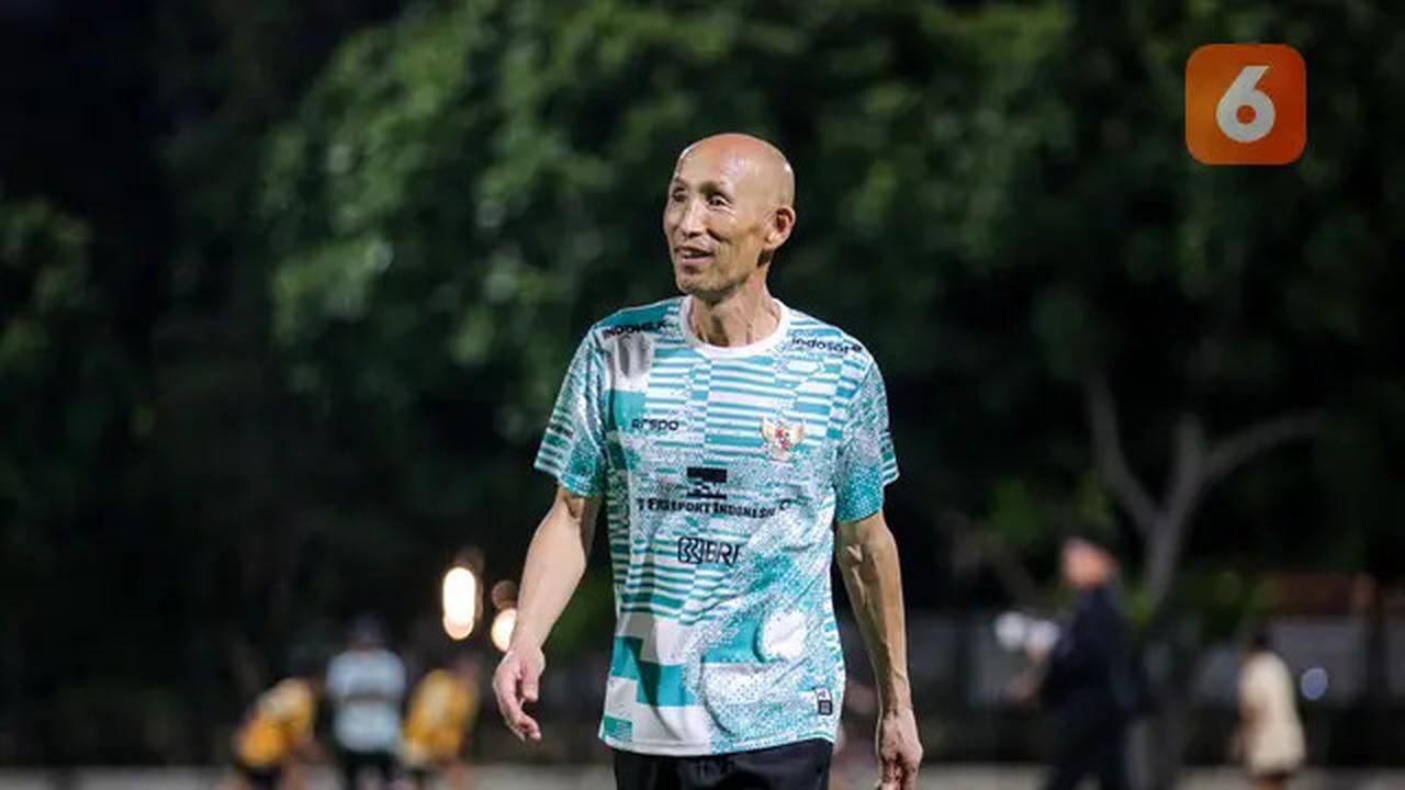 Pelatih Timnas Indonesia Putri U-17, Satoru Mochizuki saat memimpin latihan Timnas Indonesia Putri U-17 yang berlangsung di Lapangan A Kompleks SUGBK. (Bola.com/Bagaskara Lazuardi)