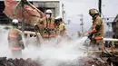 Ribuan petugas penyelamat terus berjuang untuk mencari korban yang tertimbun reruntuhan bangunan yang ambruk akibat gempa. Namun selang lima hari berlalu usai gempa, kini fokusnya lebih pada pencarian jenazah dibandingkan menemukan korban selamat. (AP Photo/Hiro Komae)