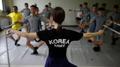 Instruktur balet wanita saat melatih para tentara Korsel belajar tari balet di sebuah pangkalan militer di dekat zona demiliterisasi yang memisahkan kedua negara Korsel dan Korut di Paju, Korea Selatan, (13/7). (REUTERS/Kim Hong-Ji)