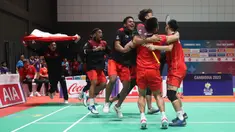 Tim bulu tangkis beregu putra Indonesia&nbsp;merayakan kemenangan atas Mayalsia&nbsp;pada final bulu tangkis beregu putra SEA Games 2023 di Badminton Hall Morodok Techo National Stadium, Phnom Penh, Kamboja, Kamis (11/05/2023). (Bola.com/Abdul Aziz)