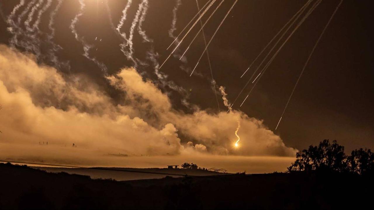 Pasukan militer Israel melancarkan operasi serangan darat menuju Kota Gaza, Palestina, pada Kamis (2/11) malam. Mereka bergerak dengan diiringi kilatan cahaya suar yang menerangi langit malam di&nbsp;Jalur Gaza.<br>