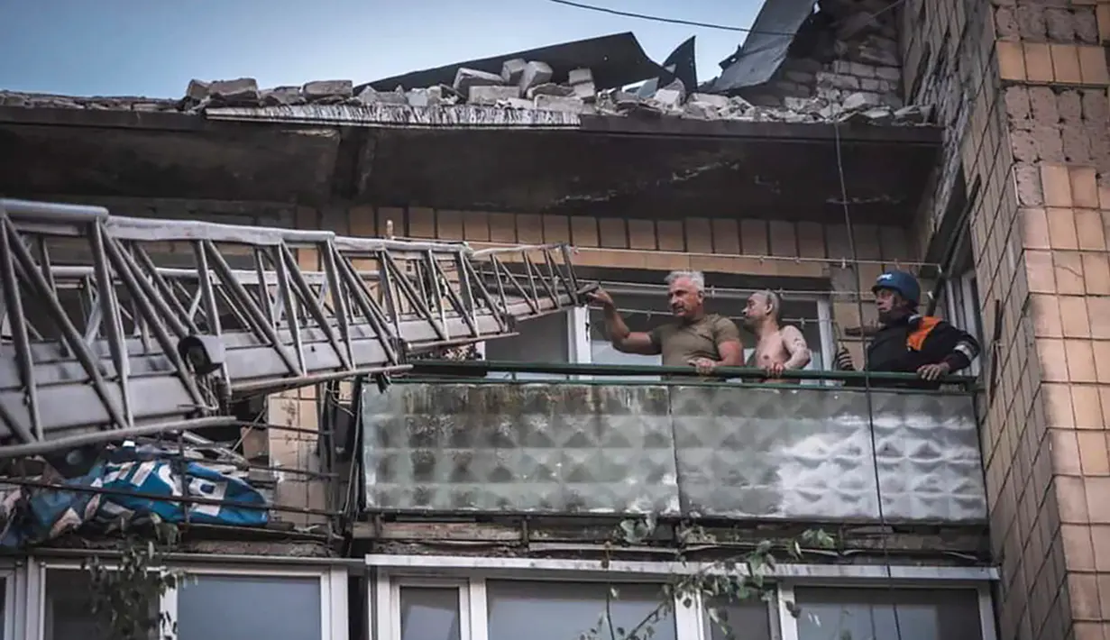 Sejak awal invasi di Ukraina pada Februari 2022, rudal, drone, dan artileri Rusia telah berulang kali menghantam wilayah sipil. (Ukrainian Emergency Service via AP Photo)