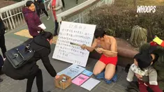 Duduk bertelanjang dada di tengah suhu dingin Kota Beijing, pria ini tak kenal menyerah mencari uang demi sang anak.