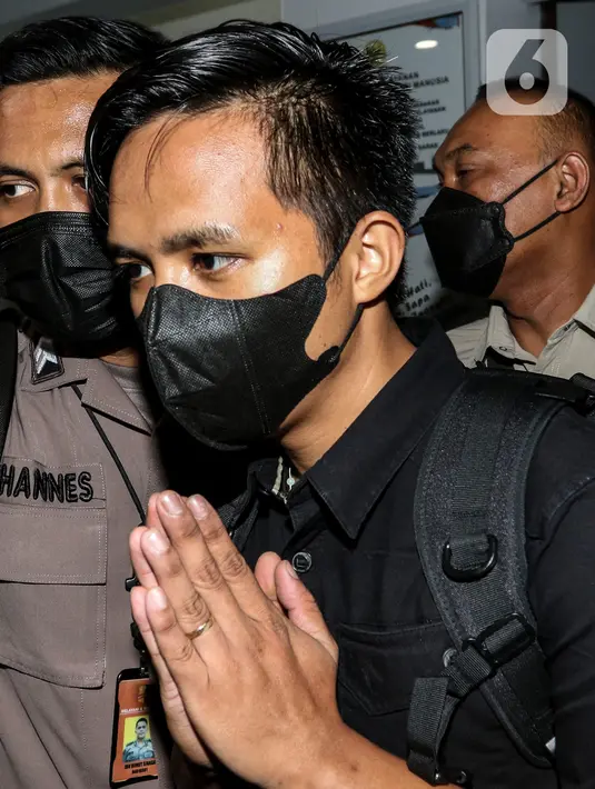 Ajudan Irjen Pol Ferdy Sambo, Bhayangkara Dua Richard Eliezer Pudihang Lumiu atau Bharada E (baju hitam) berjalan keluar usai pemeriksaan di Kantor Komnas HAM, Jakarta, Selasa (26/7/2022). Adapun Komnas HAM sebelumnya memanggil sekitar tujuh ajudan Ferdy Sambo, termasuk Bharada E terkait tewasnya Brigadir J alias Nofriansyah Yosua Hutabarat. (Liputan6.com/Johan Tallo)