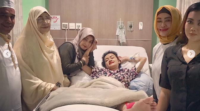 Kabar kondisi Julia Perez atau biasa disapa dengan Jupe menurun drastis dikatakan oleh adiknya, Nia Anggia. Bahwa kesehatan kakaknya menurun sejak seminggu yang lalu. (Instagram/juliaperrezz)