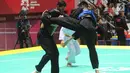 Pesilat Aji Bangkit Pamungkas saat bertarung melawan Duy Tuyen Nguyen dari Vietnam pada semifinal kelas I putra 85kg-90kg Asian Games 2018 di TMII, Jakarta (26/8). Aji melangkah ke final memperebutkan emas esok hari. (Merdeka.com/Arie Basuki)