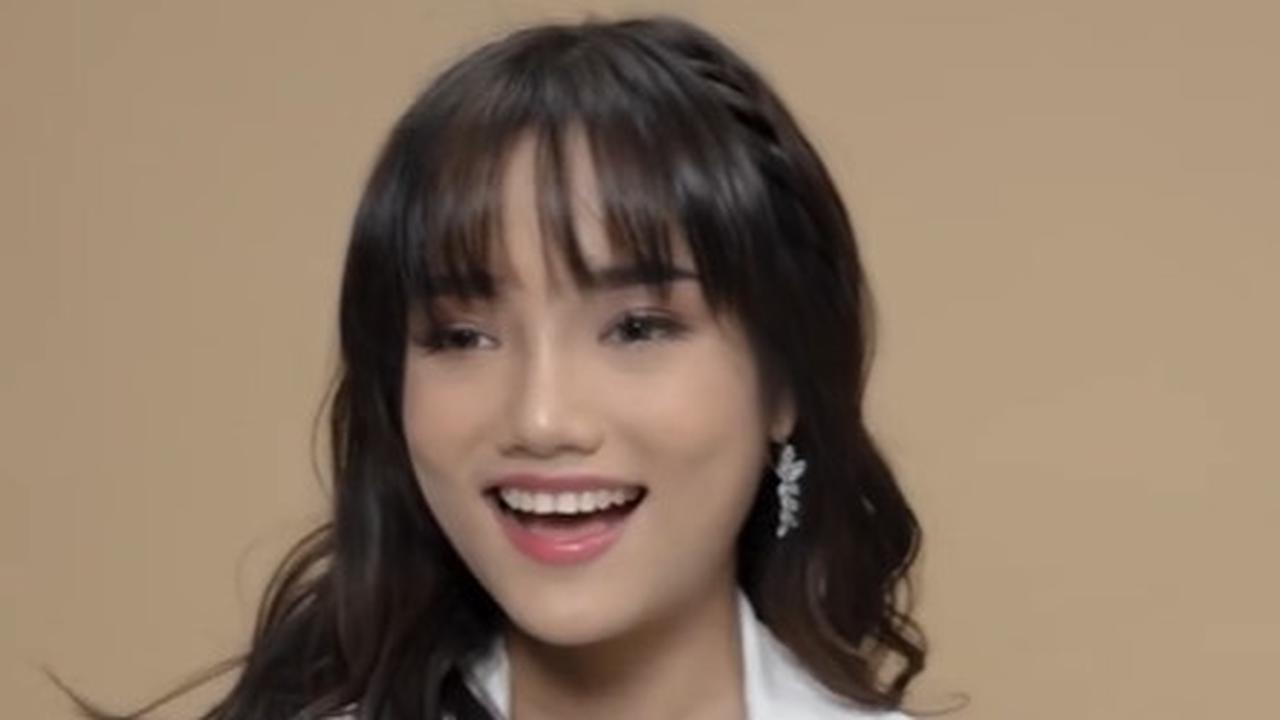 Adu Pesona Lady Boss dari Aaliyah Massaid dan Fuji Utami dengan Blazer Putih