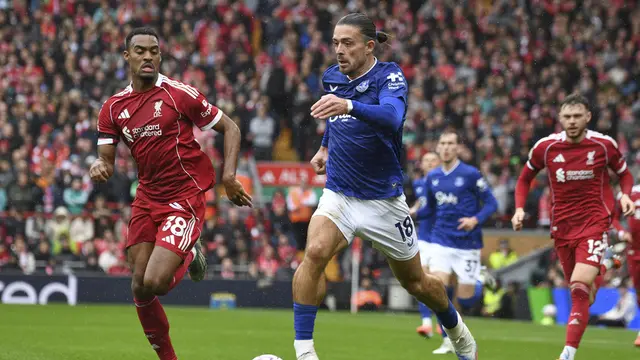 Ryan Gravenberch (kiri) mengejar Jack Grealish di laga Liverpool vs Everton di Anfield di pekan kelima Liga Inggris 2025/2026, Sabtu (20/09/2025). (AP Photo/Rui Vieira)