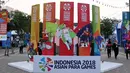 Pengunjung melintasi zona festival Asian Para Games 2018 di Kompleks Stadion Gelora Bung Karno, Jakarta, Rabu (10/10). Zona ini dibuka seiring perhelatan Asian Para Games 2018, 6-13 Oktober. (Liputan6.com/Helmi Fithriansyah)