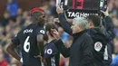 Pelatih Manchester United, Jose Mourinho, memberi arahan kepada Paul Pogba saat melawan Stoke City pada laga Premier League di Stadion bet365, Sabtu (9/9/2017). Manchester United bermain imbang 2-2 dengan Stoke City.(AFP/Geoff Caddick)