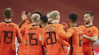 Timnas Belanda merayakan gol yang dicetak Donny van de Beek ke gawang Spanyol dalam laga uji coba internasional. (Dean Mouhtaropoulos/Pool via AP)