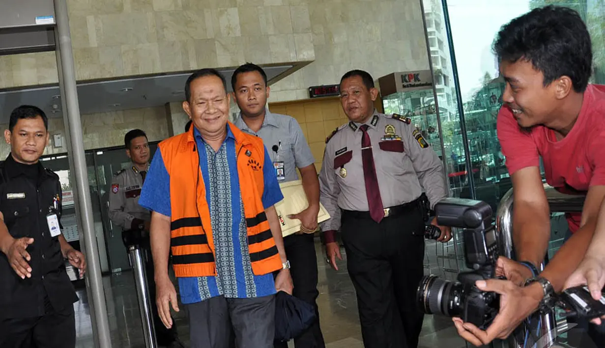 Mantan Hakim ad hoc di Pengadilan Tipikor Bandung Ramlan Comel berjalan usai penandatanganan pelimpahan berkas di gedung KPK, Jakarta, Selasa (23/9). (Liputan6.com/Miftahul Hayat)
