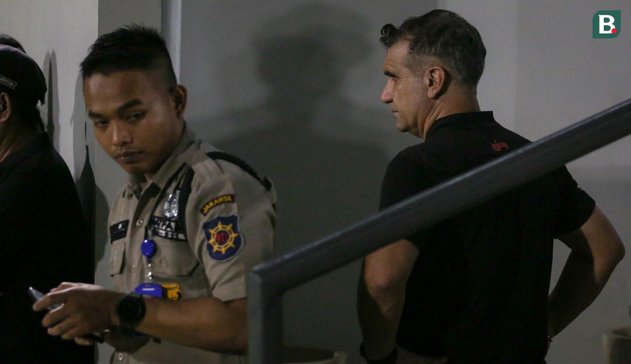 <p>Asisten pelatih Persija Jakarta, Pasquale Rocco mengintip latihan Timnas Indonesia menjelang FIFA Matchday melawan Burundi di lapangan 2 Jakarta International Stadium (JIS), Jakarta, Kamis (23/03/2023). (Bola.com/Bagaskara Lazuardi)</p>