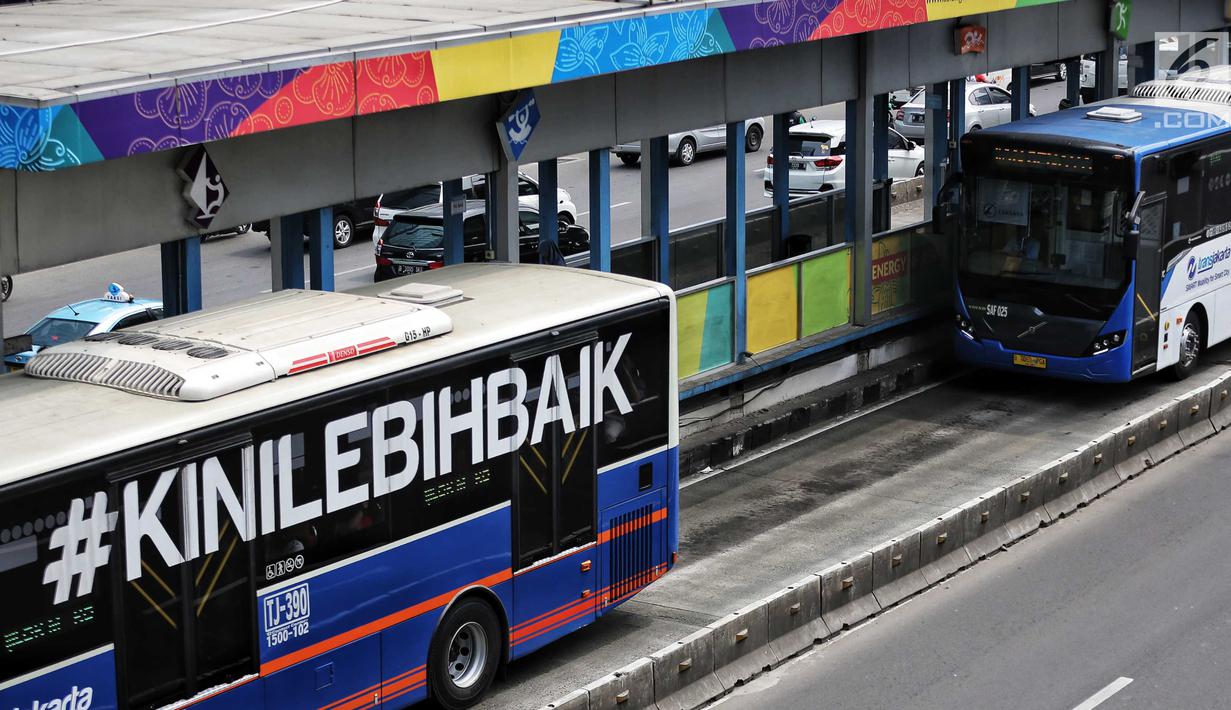 Bus TransJakarta melintas di halte Tosari, Jakarta, Rabu (11/7). Pemprov DKI menyiapkan 1.500 bus Transjakarta untuk mendukung mobilitas warga, atlet, offisial, hingga jurnalis peliput pertandingan Asian Games di Jakarta. (Liputan6.com/Faizal Fanani)