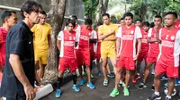 Pelatih PSM Makassar, Luciano Leandro, memberikan arahan kepada anak asuhnya saat akan berlatih di sekitar perumahan Patra Jasa, Jakarta Selatan, Jumat (8/4/2016). Latihan ini merupakan persiapan jelang Trofeo Persija. (Bola.com/Vitalis Yogi Trisna)