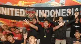 Kelompok suporter United Indonesia bernyanyi bersama saat acara Roaring Night Liga Inggris Manchester United vs Arsenal di Giardino Cafe, Kota Tangerang, Minggu (11/05/2024). (Bola.com/M Iqbal Ichsan)