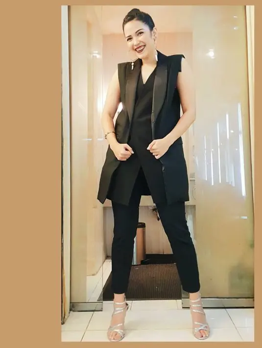 Sebagai figur publik, Dinda terbilang pandai mengambil hati penggemarnya, terutama lewat berbusana. Untuk kali ini, Dinda memilih black outfit untuk penampilannya. Kesan simple dan elegan hadir di penampilan Dinda. (Instagram/dindakanyaa)