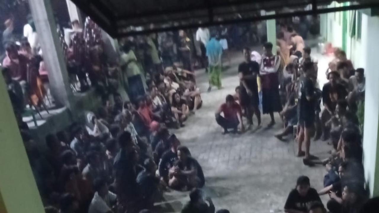 Massa hajar polisi diduga peras warga modus tuduh terlibat judi online. (Istimewa/merdeka.com).