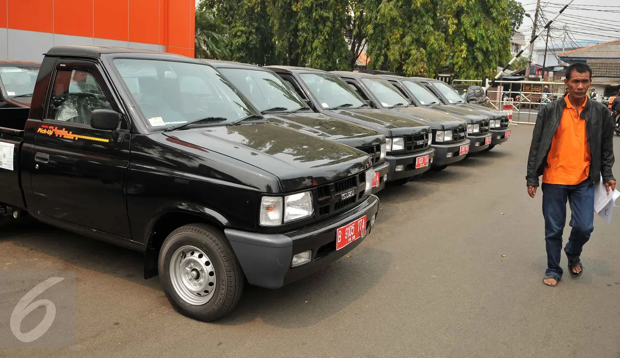 Sejumlah kendaraan operasional terparkir di halaman kantor Dinas Kebersihan DKI Jakarta, di Cililitan, Jumat (23/10). Sebanyak 77 mobil pick up diberikan sebagai kendaraan operasional pengawas kebersihan kota. (Liputan6.com/Gempur M Surya)