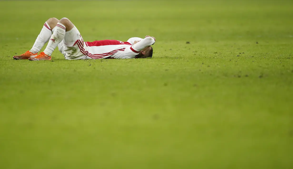 Penyerang Ajax, Klaas-Jan Huntelaar menutup matanya usai pertandingan melawan Atalanta pada grup D Liga Champions di Johan Cruyff ArenA di Amsterdam, Belanda, Kamis (10/12/2020). Dengan hasil ini Atalanta berhasil melaju ke babak 16 besar Liga Champions bersam Liverpool. (AP Photo/Peter Dejong)
