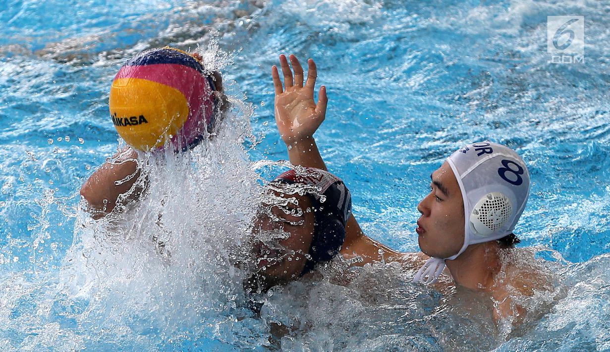 Atlet Polo Air Putra Indonesia, Ridjkie Mulia berebut bola dengan atlet Polo Air Putra Korea Selatan pada pertandingan babak semifinal putra peringkat 5 - 8 besar di Akuatik Center, Jakarta, Jumat (31/8).(Liputan6.com/Fery Pradolo)