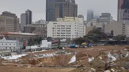 Hujan salju yang jarang terjadi menyelimuti Johannesburg dan daerah dataran tinggi lainnya di Afrika Selatan pada hari Senin. (Wikus de Wet / AFP)