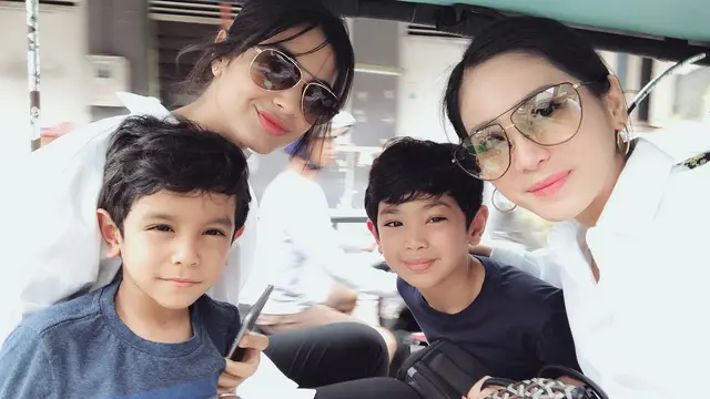 Beda Ibu, Ini 6 Potret Kompak Anak Bunga Zainal dan Kakak Sambungnya