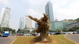 Sebuah instalasi bambu menghiasi kawasan Bundaran HI, Jakarta, Rabu (15/8). Instalasi bambu tersebut dibuat ditekuk-tekuk dengan bentuk seperti bunga matahari. (Liputan6.com/Fery Pradolo)