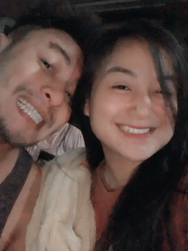 2 Tahun Menikah, Ini 7 Potret Kemesraan Juwita Bahar dan Suami
